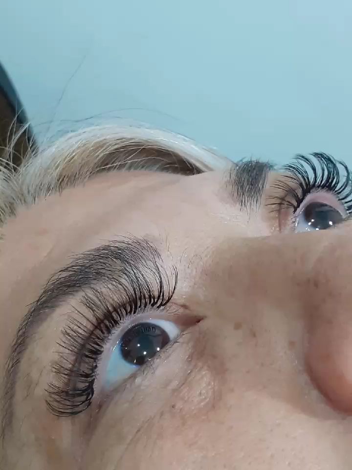 Extensiones de pestañas con volumen, vistas desde abajo con la clienta mirando hacia arriba