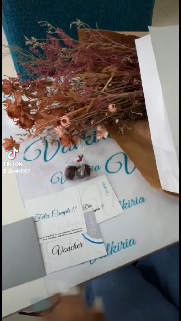 Vouchers de regalo de Valkiria sobre la mesa de recepción: Feliz Cumple, Día de la Mamá y Voucher
